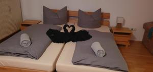 twee bedden in een slaapkamer met twee kussens erop bij Schöne Ferienwohnung im Luftkurort Hauzenberg in Hauzenberg