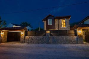 uma casa com uma parede de pedra e luzes sobre ela em Marmaris, Çamlı Lüks Villa em Muğla