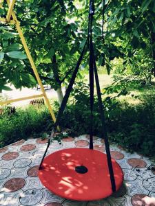 クチュグリにあるHouse Tishinaの木から赤い物体が吊るされている