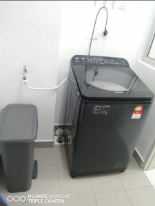 un bagno con un cestino accanto a un WC di Rizqi Homestay Seruling a Putrajaya