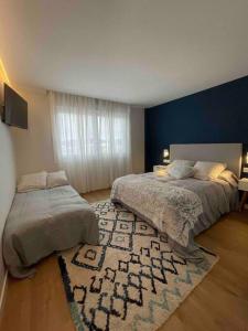 um quarto com uma cama grande e um tapete em Viva Vigo con vistas a la ría em Vigo