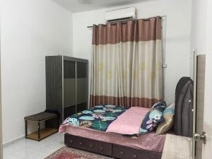 Ένα ή περισσότερα κρεβάτια σε δωμάτιο στο Nilai Bronizam Homestay +3 φωτογραφίες