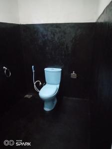 - une salle de bains avec des toilettes blanches dans une cabine noire dans l'établissement 1to1 Cottage Ella, à Ella