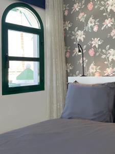 una camera con letto e finestra con fiori di Casa Dunaflor a Maspalomas