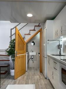 una cucina con porta in legno e scala di Casa Dunaflor a Maspalomas