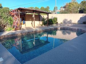 una piscina con cenador en un patio en B&B La Campagne, en Roquevaire