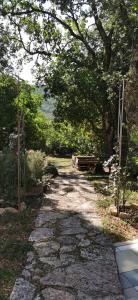 een stenen pad met een bank in een park bij MaMè in Bettona