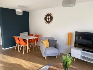 sala de estar con mesa, sillas y TV en Newly refurbished town house in Warwick en Warwick