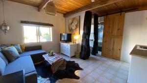 a living room with a couch and a tv at Finca del Gecko in Alhaurín el Grande