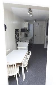 een keuken met een tafel en stoelen in een kamer bij Beautiful and spacious 4- bedroom house in Sunderland in Pallion