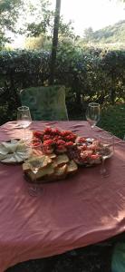 een tafel met wijnglazen en een bord eten bij MaMè in Bettona