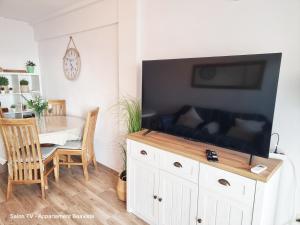 TV a/nebo společenská místnost v ubytování Sublime sea view apartement + 13 fotografií
