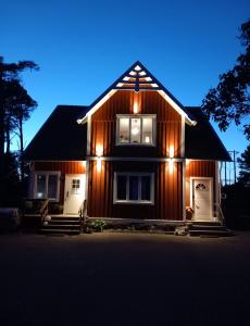 Bed & Breakfast de Jager في Strömsbruk: منزل فيه اضاءه على الواجهه