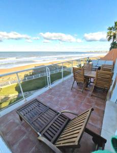 einen Balkon mit Tisch und Stühlen sowie Strand in der Unterkunft MIRADOR in Denia