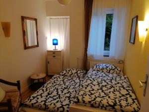 a bedroom with two beds and a window at Villa Bulla-ÿ in Bullay