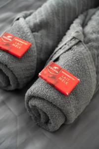 Twee handdoeken met twee rode labels. bij Classy Parkview Flat in Antwerpen