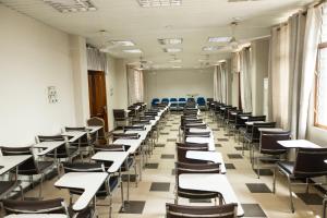 une salle de classe vide avec des bureaux et des chaises dans l'établissement Freeman Methodist Guest House, 