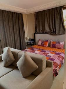- un salon avec un lit et un canapé dans l'établissement villa Marrakech raja, à Marrakech