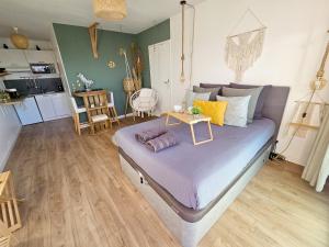 sypialnia z łóżkiem i stołem na nim w obiekcie 107 Paisible et unique avec terrasse sur vue piscine w mieście Éguilles