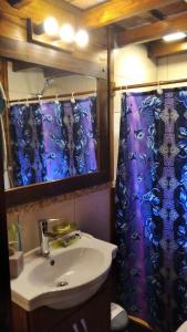 ホセ・イグナシオにあるDe improvisoのバスルーム(シンク、青いシャワーカーテン付)