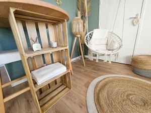 Łóżko lub łóżka w pokoju w obiekcie 107 Paisible et unique avec terrasse sur vue piscine