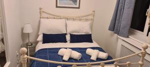 1 dormitorio con 1 cama con 2 almohadas en Hideaway Whitstable en Kent
