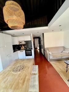 un salon avec un canapé et une table dans l'établissement Au coeur de Bandol, à Bandol