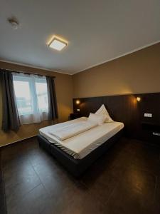 Кровать или кровати в номере Hotel Restaurant Ayhan