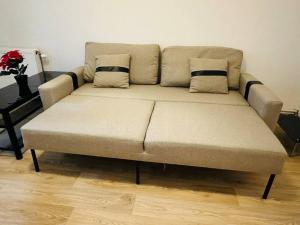 un sofá con 2 almohadas en la sala de estar en Modern & Comfortable City Center Oasis~King Bed !, en Bruselas