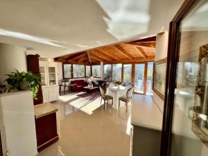 a kitchen and living room with a table and chairs at Villa Graziella Perugia in Perugia