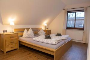 - une chambre avec 2 lits et une fenêtre dans l'établissement Ferienhaus Ostebogen, à Hechthausen
