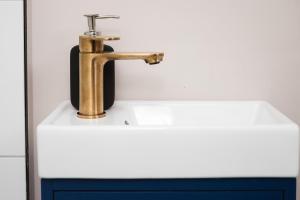 un lavandino in bagno con rubinetto in ottone di Bankers Room + Kitchenette a Chapel-en-le-Frith