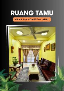 une couverture magazine d'un salon avec une table dans l'établissement Mama Ija Homestay Islamic Arau, à Arau