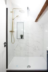 ducha con puerta de cristal y maceta en Bankers Room + Kitchenette en Chapel en le Frith