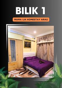 um quarto com uma cama roxa num quarto em Mama Ija Homestay Islamic Arau em Arau