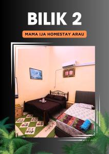 plakat z sypialnią z łóżkiem i łóżkiem w obiekcie Mama Ija Homestay Islamic Arau w mieście Arau