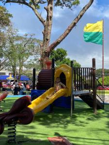 un niño en un tobogán en un parque infantil en Casa Púrpura, en La Cruz