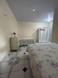 1 dormitorio con 2 camas y suelo de baldosa en Casa Festival de Parintins 2024 II, en Parintins