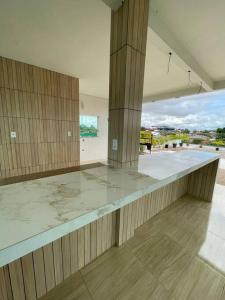 a large room with a marble counter top in a building at Casa Festival de Parintins 2024 II in Parintins