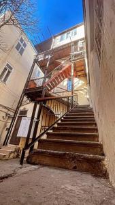 un conjunto de escaleras que conducen a un edificio en Central apartment in Baku, en Baku