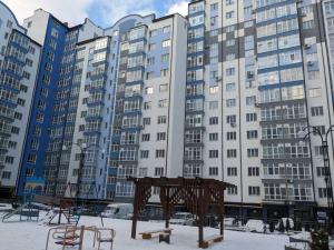 un grupo de edificios altos en la nieve en ALIANCE апартамети в центрі міста., en Ivano-Frankivsk