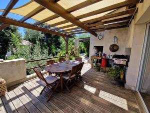 En balkon eller terrasse på belle villa, piscine, jacuzzi