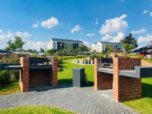 een park met twee stenen monumenten voor een gebouw bij Lethabo Eco_Estate in Boksburg