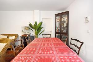 een eetkamer met een rode tafel en stoelen bij Quinta Moinhos da Tapada in Luso