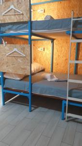 ein paar Etagenbetten in einem Zimmer in der Unterkunft Home Hostel Catania in Catania