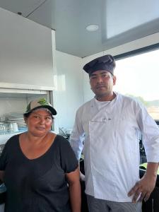 Un uomo in piedi accanto a una donna in una cucina di Amazon Extreme River Fish a Manaus