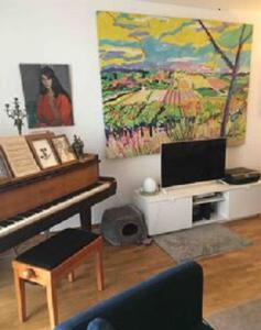 uma sala de estar com um piano e uma pintura em Chambre avec balcon et salle de bain privée em Paris