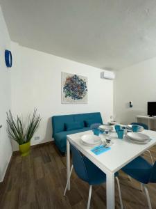 Ronago的住宿－B&B FIOR DI CAMPO，客厅配有桌子和蓝色沙发