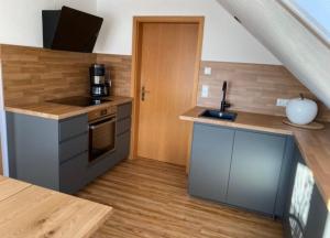 Arnoldshammer的住宿－Morgensonne，厨房配有水槽和台面