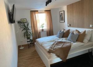 ein Schlafzimmer mit einem weißen Bett mit Kissen und einem Fenster in der Unterkunft Morgensonne in Arnoldshammer